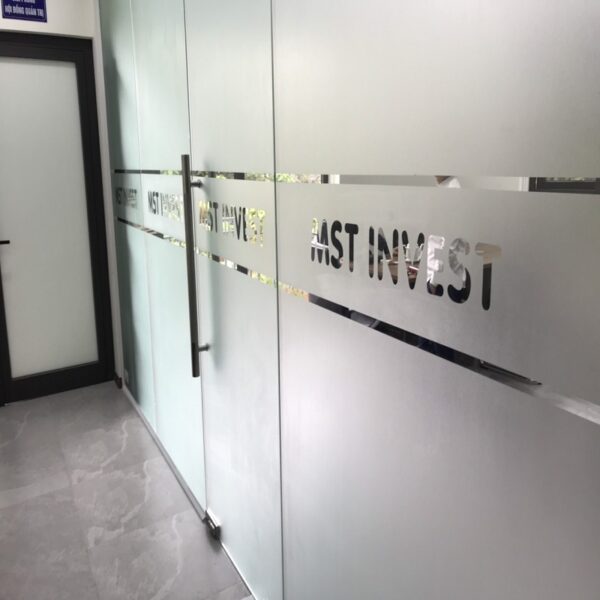 giấy dán kính có dán logo